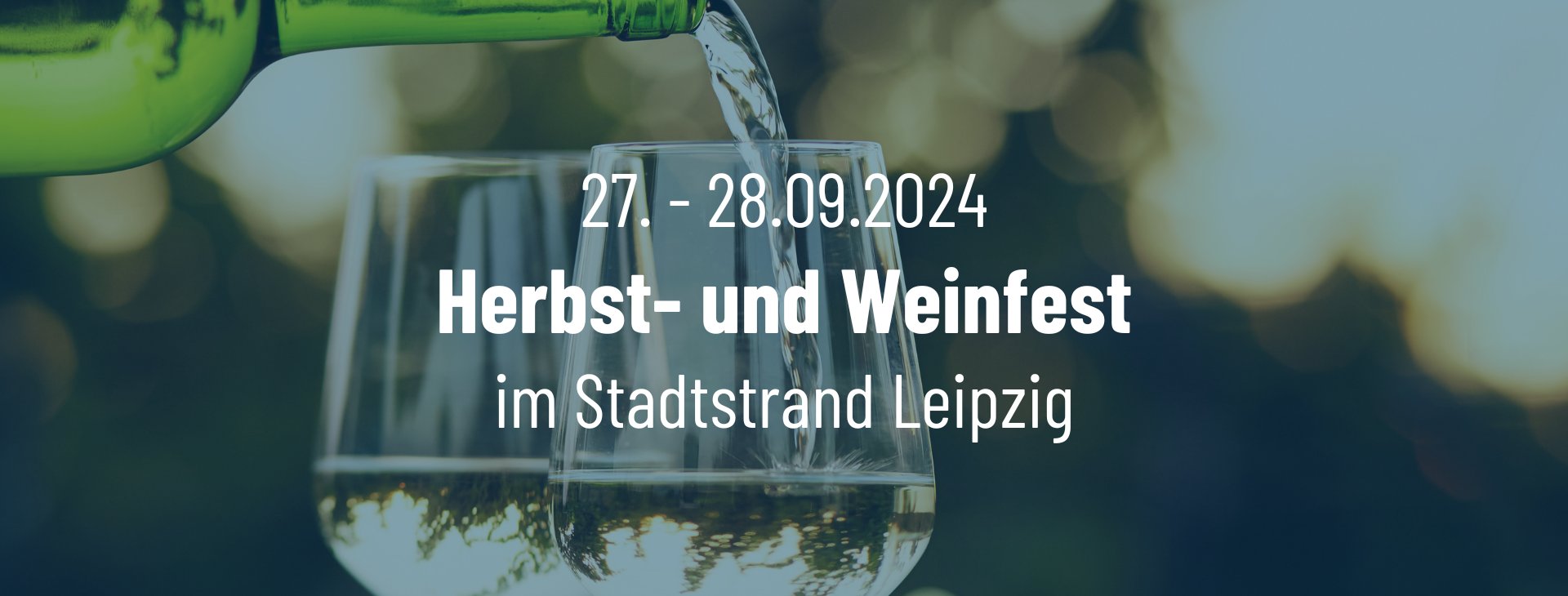 Weingläser, welche mit Wein befüllt werden